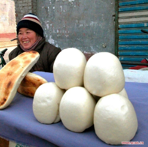 &nbsp;A vendor sells a traditional Spring Festival food, namely 