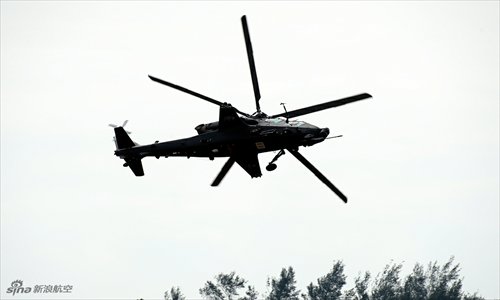 WZ-10 attack helicopter flies during its first practice run in Zhuhai, Guangdong province on November 11. The Chinese-designed helicopter will appear at the Zhuhai Air Show from November 13 to 18. Photo: sina.com