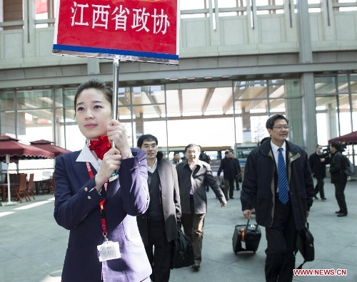  Members of the 12th National Committee of the Chinese People's Political Consultative Conference (CPPCC) from east China's Jiangxi Province arrive in Beijing, capital of China, March 1, 2013. The first session of the 12th CPPCC National Committee will open on March 3. (Xinhua/Wang Ye) 