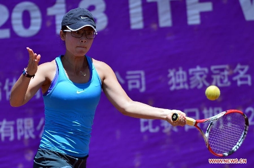 Xu Yifan of China hits a return to Liu Fangzhou of China during the third round match of the women's singles at the 2013 ITF Women's Circuit in Huzhu, northwest China's Qinghai Province, June 28, 2013. Xu Yifan won 2-1. (Xinhua/Wang Bo) 