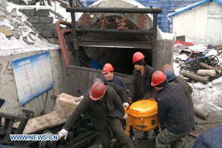 Rescuers send relief supplies to the underground after a coal mine was flooded at 11:40 pm in Qitaihe city, Northeast China's Heilongjiang Province, December 2, 2012. The accident happened here on Sunday, with a total of 16 miners were trapped underground .(Xinhua/Qin Cunguang)


