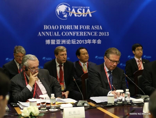 &nbsp;Former French Prime Minister Jean-Pierre Raffarin (L front), a member of the Board of Directors of the Boao Forum for Asia (BFA), is present at the BFA Board of Directors Meeting in Boao, south China's Hainan Province, April 5, 2013. The BFA Board of Directors Meeting was held here on Friday. (Xinhua/Jin Liwang)&nbsp; 