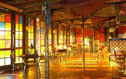 Veranda Bar, Figueroa Hotel, Los Angeles&nbsp; (Source: www.huanqiu.com)Much more casual than many of the other hotels, the Moroccon-themed Figueroa Hotel in Los Angeles has fashioned a stylish interior without the big design budgets of its competitors.Beautifully lit and simply furnished, its Veranda Bar seems far away from the hustle and bustle of downtown L.A.