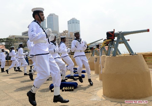 &nbsp;Sri Lankan navy personnel prepare to fire a 21-gun salute on the seafront Galle Face Promenade to mark Sri Lanka's 65th anniversary of independence from Britain in Colombo, Sri Lanka, Feb. 4, 2013. (Xinhua/Pushpika Karunaratne) 