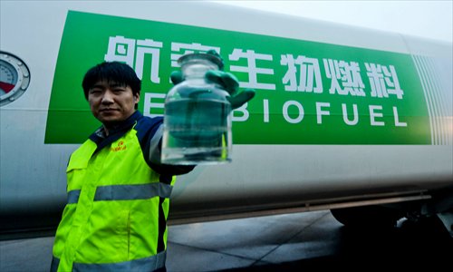 A worker prepares to fill up a China Eastern Airlines jet with biofuel Wednesday for a test flight at Shanghai Hongqiao International Airport. The fuel was developed from recycled cooking oil and palm oil. Photo: Yang Hui/GT