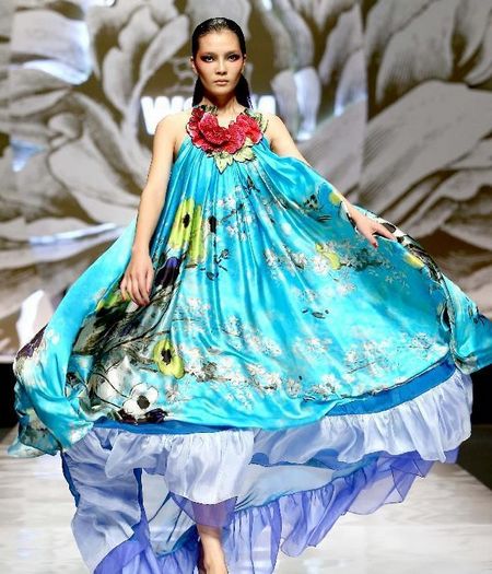 A model presents a creation in the Wei Lai S/S 2013 fashion show during the China Fashion Week held in Beijing, October 27, 2012. The fashion week, which attracted 51 designers from home and abroad, lasts from October 25 to November 3. Photo: Xinhua
