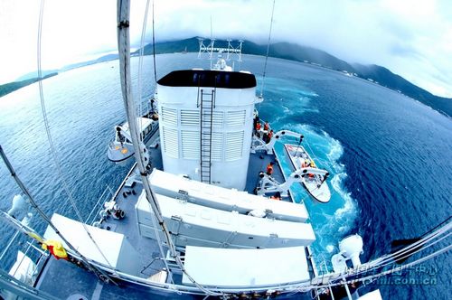 The photo shows that officers and men are putting a lifeboat down to sea water. Photo: Chinamil.com.cn