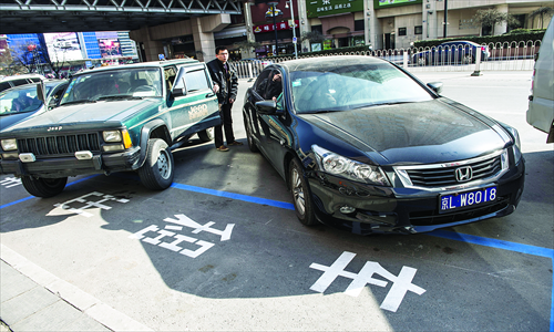 Cars block access to a designated taxi stand at Chongwenmen in Dongcheng district Tuesday. Photo: Li Hao/GT