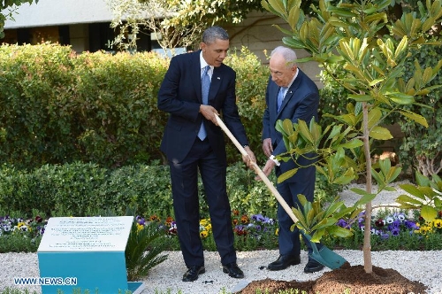 Visiting U.S. President Barack Obama (L) plants a tree after meeting with Israeli President Shimon Peres at Peres' official residence in Jerusalem on March 20, 2013. Obama's three-day visit to Israel and the Palestinian territories began on Wednesday. (Xinhua/GPO/Amos Ben Gershom)