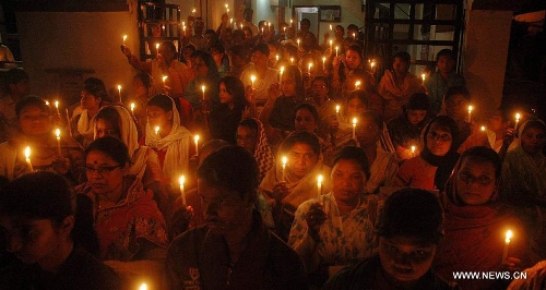 Indian people take part in a candle light vigil to pay tribute to victims who died or injuried in Hyderabad serial bomb blast in Bhopal, India, Feb. 22, 2013. At least 18 people were killed and over 50 critically injured in two serial blasts in the southern Indian city of Hyderabad Thursday evening in the biggest terrorist attack in India since the 2008 Mumbai attacks, police said. (Xinhua/Stringer) 