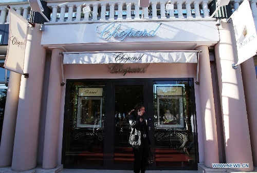 People walk past a shop of Chopard, a luxury jeweller in central Cannes May 17, 2013. More than one million US dollars worth of jewels due to be lent to movie stars at the Cannes film festival were stolen from a Novotel hotel room in the French Riviera town, a police source said. The jewels were in the safe of the room rented by an employee of Chopard, a luxury jeweller, the source said on condition of anonymity. (Xinhua/Gao Jing) 