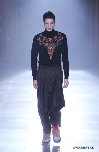 A model displays creations by Japanese designer Arashi Yanagawa for the label John Lawrence Sullivan during the men's Fall-Winter 2013-2014 collection show in Paris, France, Jan. 16, 2013. The 5-day Paris Men's Fashion Week kicked off here on Wednesday. (Xinhua/Gao Jing) 