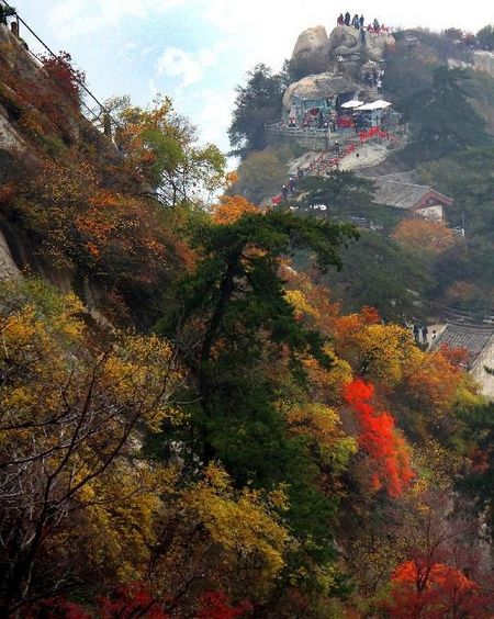 Tourists enjoy the scenery of Huashan Mountain in Huayin, Northwest China's Shaanxi Province, October 21, 2012. Photo: Xinhua