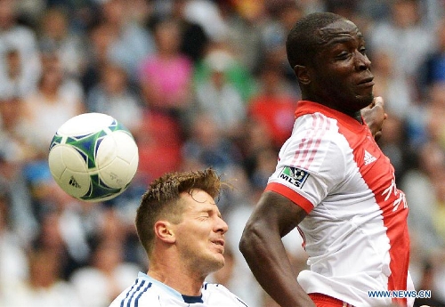 Vancouver Whitecaps' Jordan Harvey (L) vies with Portland Timbers' Darlington Nagbe during a MLS soccer game in Vancouver, Canada, on May 18, 2013. The match ended with a 2-2 tie. (Xinhua/Sergei Bachlakov) 