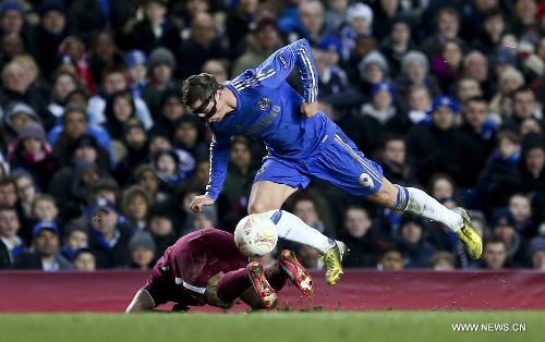 Chelsea's Fernando Torres (Top) fights for a ball during the UEFA Europa League quarter-final first leg football match against Rubin Kazan in London, capital of Britain, on April 4, 2013. Chelsea won the match 3-1. (Xinhua/Tang Shi) 