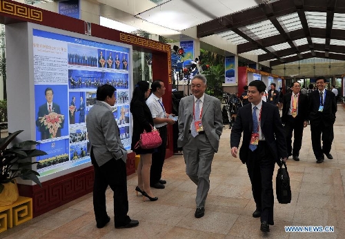 Jiang Xiaosong (2nd R Front), one of the initiators of the Boao Forum for Asia, walks into the conference hall prior to the opening ceremony of the Boao Forum for Asia (BFA) Annual Conference 2013 in Boao, south China's Hainan Province, April 7, 2013. (Xinhua/Jiang Enyu)