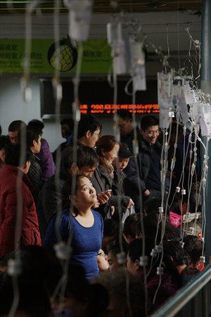 A line of anxious relatives looks over patients on drips at Beijing Children’s Hospital Monday. Photo: CFP