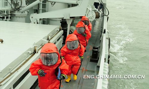 China’s first maritime CBRN (chemical, biological, radiological or nuclear) emergency rescue team under a submarine base of the North China Sea Fleet of the Navy of the Chinese People’s Liberation Army (PLAN) recently conducted the drill on such subjects as real-time monitoring, delineation of contaminated areas, sample collection and analysis, and decontamination of contaminated equipment, personnel and ground with new-type equipment in a sea area. (Chinamil.com.cn/ Yu Hang and Yu Haitao)