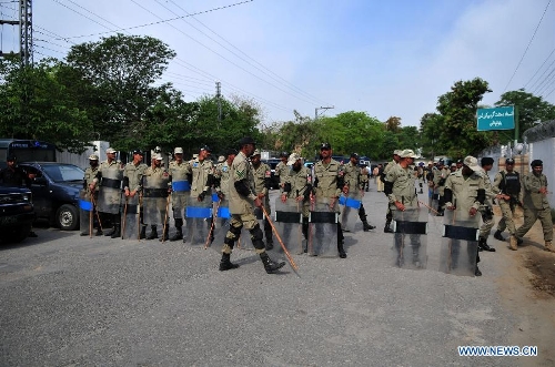 Paramilitary troops cordon off the vicinity of an anti-terrorism court in Rawalpindi, adjacent city of Islamabad, capital of Pakistan, on April 23, 2013. The Pakistani anti-terrorism court, conducting the trial of suspects charged with involvement in the 2007 assassination of former Prime Minister Benazir Bhutto on Tuesday ordered that former President Pervez Musharraf would be included in the investigation process. (Xinhua/Ahmad Kamal)Related:Pakistani court orders Musharraf be included in Bhutto's murder caseISLAMABAD, April 23 (Xinhua) -- A Pakistani anti-terrorism court, conducting the trial of suspects charged with involvement in the 2007 assassination of former Prime Minister Benazir Bhutto on Tuesday ordered that former President Pervez Musharraf be included in the investigation process.The Federal Investigation Agency (FIA), which is investigating the case, told the court in the garrison city of Rawalpindi, that the former military ruler has not yet been formally included in the case. Full story