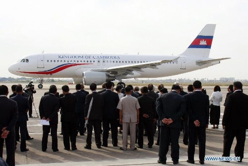 People attend the see-off ceremony at Phnom Penh International Airport in Phnom Penh, capital of Cambodia, on Feb. 21, 2013. Cambodian King Norodom Sihamoni and his mother, former Queen Norodom Monineath left here on Thursday morning for Beijing for routine medical checkup. (Xinhua/Phearum) 