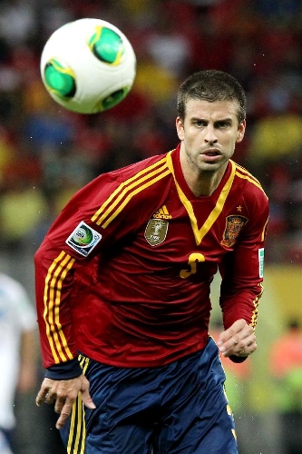 Spain's Gerard Pique controls the ball, during the FIFA's Confederation Cup Brazil 2013 match against Uruguay, held at Arena Pernambuco Stadium, in Recife, Brazil, on June 16, 2013. Spain won 2-1. (Xinhua/StraffonImages)