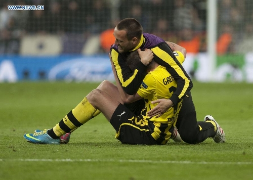 Borussian Dortmund's players celebrate after the UEFA Champions League semi-final against Real Madrid in Madrid, capital of Spain, April 30, 2013. Borussia Dortmund qualified for the Champions League final, beating Real Madrid 4-3 on aggregate despite a 2-0 loss Tuesday. (Xinhua/Xie Haining) 