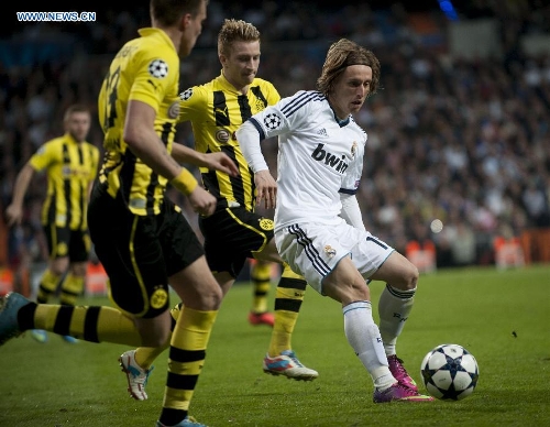Real Madrid's Luka Modric (1st, R) controls the ball during the UEFA Champions League semi-final second leg football match against Borussian Dortmund in Madrid, capital of Spain, April 30, 2013. Borussia Dortmund qualified for the Champions League final, beating Real Madrid 4-3 on aggregate despite a 2-0 loss Tuesday. (Xinhua/Xie Haining) 