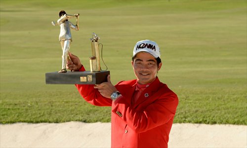 China's Liang Wenchong poses with the trophy after winning the Resorts World Manila Masters in Manila on Sunday. Photo: CFP