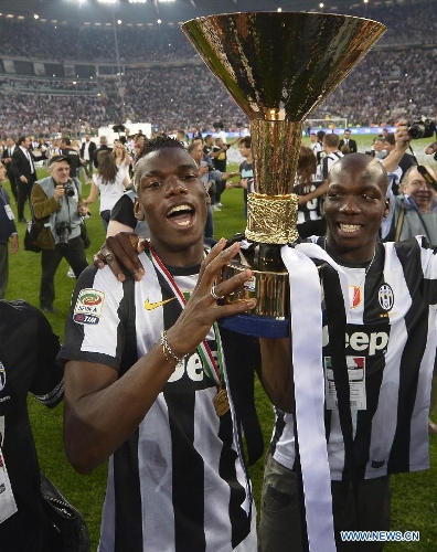 Juventus' players hold the trophy as they celebrate after the Italian Serie A football match against Cagliari at the Juventus stadium in Turin, Italy, May 11, 2013. The match ended with a 1-1 draw. Juventus secured their 29th league title last weekend. (Xinhua/Alberto Lingria) 