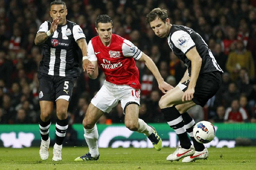 Arsenal's Robin van Persie fights for the ball with Newcastle United during their English Premier League match against Newcastle United at the Emirates Stadium in London. Arsenal won 2-1. Photo: Xinhua/AFP