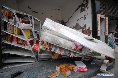  A grocery store is damaged in Lingguan Town of Baoxing County in Ya'an City, southwest China's Sichuan Province, April 21, 2013. A 7.0-magnitude earthquake hit Lushan County of Sichuan Province on Saturday morning, leaving 26 people dead and 2,500 others injured, including 30 in critical condition, in neighboring Baoxing County, county chief Ma Jun said. (Xinhua/Xue Yubin) 