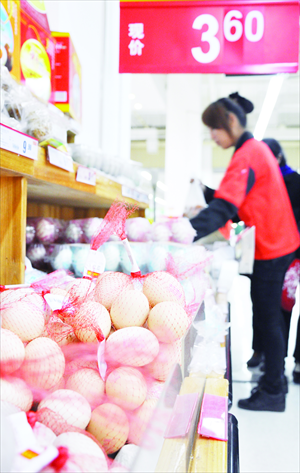 A supermarket staff member checks eggs on sale in Zhengzhou, Central China's Henan Province on Tuesday. Because of the H7N9 bird flu scare, egg prices in the province have dropped to 6 yuan (97 cents) per kilogram for the first time since August 2012. Photo: CFP