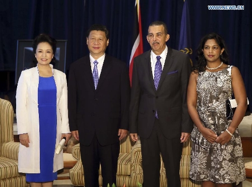Chinese President Xi Jinping (2nd L) and his wife Peng Liyuan (1st L) pose for a group photo with President of Trinidad and Tobago Anthony Carmona (2nd R) and his wife before the meeting between the two presidents in Port of Spain, Trinidad and Tobago, June 1, 2013. (Xinhua/Lan Hongguang) 