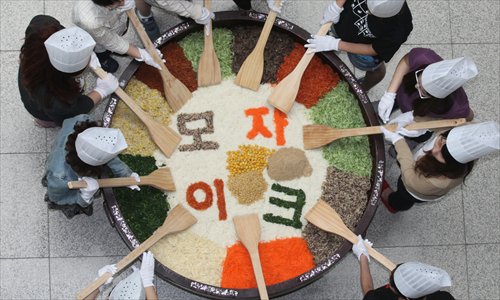 Students from Ewha Womans University in South Korea shared a giant portion of decorated bibimbap on Wednesday, in a celebration of the university's 127th anniversary. Photo: CFP