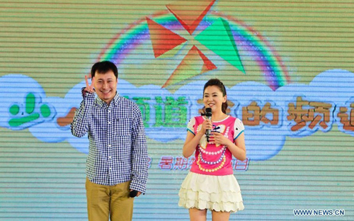 A host and a hostess from the Children's Channel of China Central Television (CCTV), attend a promoting activity of the channel in Beijing, capital of China, July 7, 2012. A series of new programs will be presented at the channel during the summer vacation. Photo: Xinhua