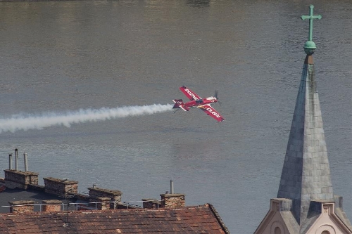&nbsp;Aerobatic European Champion Zoltan Veres of Hungary flies past a rooftop with his airplane during an air show above river Danube crossing central Budapest, Hungary, on May 1, 2013. (Xinhua/Attila Volgyi) 