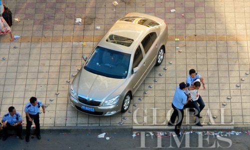 A protestor clashed with two police officers during a demonstration in Qidong, Jiangsu Province, against the construction of an industrial waste pipeline of the Japan-based Oji Paper Group on July 28, 2012. Photo: Cai Xianmin/GT
