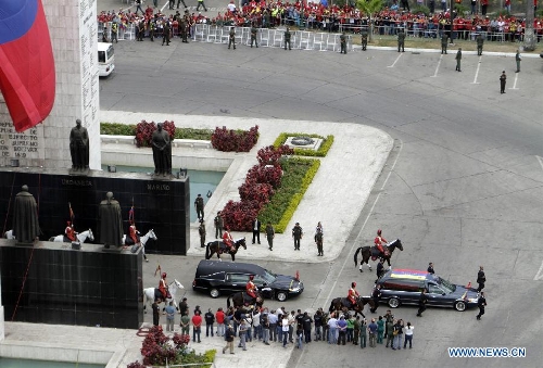 The body of late Venezuelan President Hugo Chavez is carried from the Military Academy to the Mountain Barracks, in the city of Caracas, capital of Venezuela, on March 15, 2013. Venezuelans honored late President Hugo Chavez, before his remains were transfered to the Mountain Barracks, where he will rest inside a glass case. Venezuelan President died on March 5, after struggling with cancer for two years. (Xinhua/AVN) 