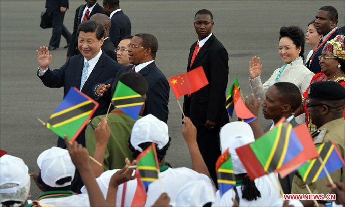 Chinese President Xi Jinping and his wife Peng Liyuan are welcomed by Tanzanian President Jakaya Mrisho Kikwete and his wife Salma Kikwete upon their arrival in Dar es Salaam, Tanzania, March 24, 2013. Photo: Xinhua
