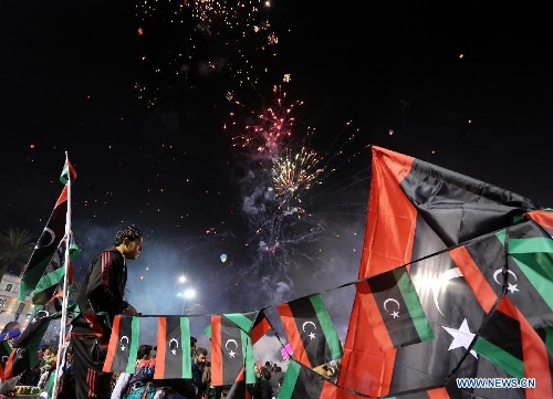 &nbsp;People gather to enjoy the fireworks during a celebration for the second anniversary of the Libyan uprising at the Martyrs' Square in Tripoli on Feb. 17, 2013. (Xinhua/Hamza Turkia) 