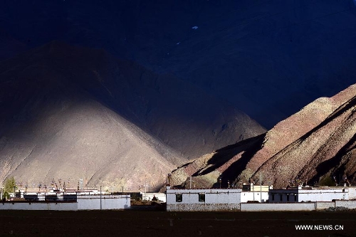 Mountains are pictured near the lake Nam Co located at the boundary of Damxung and Baingoin counties, southwest China's Tibet Autonomous Region, on May 12, 2013. Lake Nam Co, the highest saltwater lake of the world at 4,718 meters above the sea level, is regarded as a sacred lake in Tibetan Buddhism. (Xinhua/Chen Tianhu)&nbsp; 