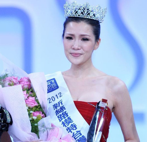 In joyful tears, Mia Chen Chi poses for photos after winning one of the crowns in the 2012 New Silk Road Taiwan Model Contest in Taipei, Southeast China's Taiwan, August 25, 2012. Forty-nine models competed for crowns in Saturday's contest. The winners will be qualified for the 2012 New Silk Road World Model Contest. Photo: Xinhua