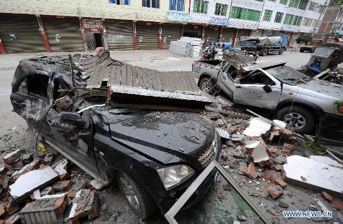 Damaged vehicles are pictured in the quake-hit Lingguan Town, Baoxing County in southwest China's Sichuan Province, April 21, 2013. al authorities. (Xinhua/Xue Yubin) 
