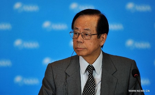 Yasuo Fukuda, chairman of the Board of Directors of the Boao Forum for Asia (BFA), presides over the BFA General Meeting of Members in Boao, south China's Hainan Province, April 5, 2013. The BFA General Meeting of Members was held in Boao on Friday. (Xinhua/Guo Cheng) 