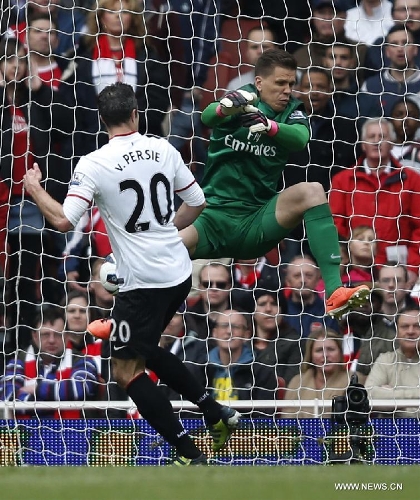 (Goalkeeper Wojciech Szczesny (R) of Arsenal blocks the shooting from Robin van Persie of Manchester United during the Barclays Premier League match between Arsenal and Manchester United at the Emirates Stadium in London, Britain on April 28, 2013. The match ended with a 1-1 draw. (Xinhua/Wang Lili) 