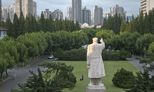 A Mao statue at East China Normal University in Shanghai. About one-third of the remaining Mao statues in China are on university campuses. Photo: Cheng Wenjun