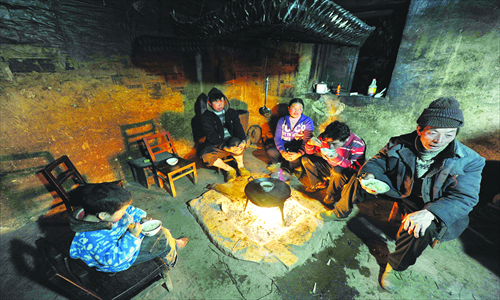 Uma família se senta em torno de seu fogo para cozinhar em sua casa dentro da caverna. Foto: PCP