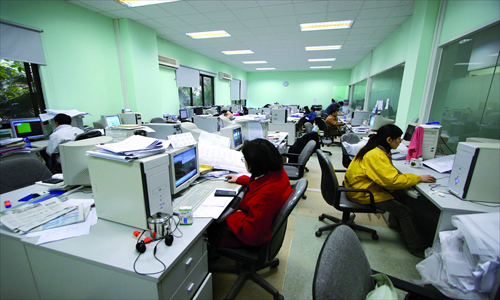 Overworking and high alcohol consumption will place you at a higher risk of getting Parkinson's disease. Photos: CFP 1