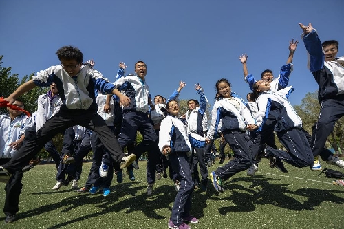Students cheer for their coming-of-age ceremony at Bayi Middle School in Urumqi, capital of northwest China's Xinjiang Uygur Autonomous Region, May 7, 2013. More than 800 senior high school students in Bayi Middle School attended their coming-of-age ceremony on Tuesday. (Xinhua/Jiang Wenyao) &nbsp;