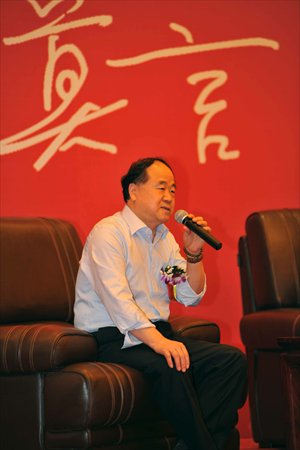 Mo Yan speaks at the opening ceremony of the book fair in Haikou.
